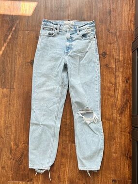 Abercrombie & Fitch The Mom High Rise Light Wash Ripped Jeans Size 25/0R